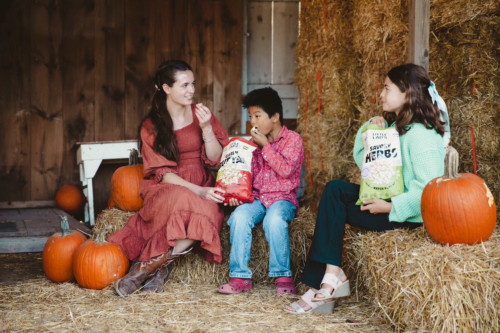 A bright bowl of seasoned popcorn with garlic, herbs, and spices — a cozy fall snack by Little Lad’s Popcorn, handcrafted in Vermont.